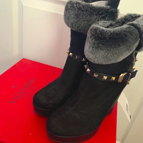 Valentino Black Suede and Faux Fur Rockstud boots - Picture 5 of 5